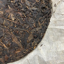 Load image into Gallery viewer, 2005 ChangTai Chen Hong Chang - Yi Wu - Ji Pin (Yiwu - Premium) Cake 400g Puerh  - photo 8