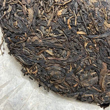 Load image into Gallery viewer, 2005 ChangTai Chen Hong Chang - Yi Wu - Ji Pin (Yiwu - Premium) Cake 400g Puerh  - photo 9