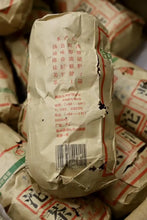 Carica l'immagine nel visualizzatore di Gallery, 2005 DaYi V93 (1st Batch 501 - Ten Years Sharpen One Sword) Tuo 250g Puerh Shou  - photo 15