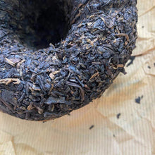 Carica l'immagine nel visualizzatore di Gallery, 2005 DaYi V93 (1st Batch 501 - Ten Years Sharpen One Sword) Tuo 250g Puerh Shou  - photo 5