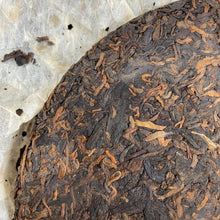 Laden Sie das Bild in den Galerie-Viewer, 2005 FuHai 7576 Cake 357g Puerh Ripe Tea Shou / Shu Cha - photo 4