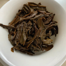 Load image into Gallery viewer, 2005 FuHai Yi Wu Zheng Shan - Ye Sheng Cha (Yiwu Mountain - Wild Tea) Cake 357g  - photo 12