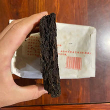Cargar imagen en el visor de la galería, 2005 LaoTongZhi "Pu Er Cha Zhuan" (7588 Mark - 1st Edition) Brick 250g Puerh Ripe Tea Shou Cha