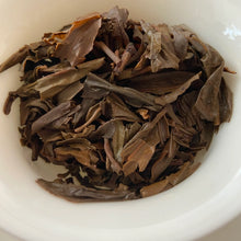 Carica l'immagine nel visualizzatore di Gallery, 2005 LiMing Sheng Tai Gong Bing (Organic Tribute Cake) Cake 357g Puerh Sheng Cha - photo 13