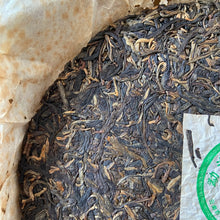 Carica l'immagine nel visualizzatore di Gallery, 2005 LiMing Sheng Tai Gong Bing (Organic Tribute Cake) Cake 357g Puerh Sheng Cha - photo 5