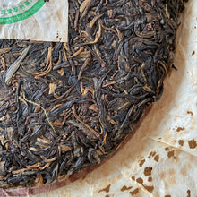 Carica l'immagine nel visualizzatore di Gallery, 2005 LiMing Sheng Tai Gong Bing (Organic Tribute Cake) Cake 357g Puerh Sheng Cha - photo 7