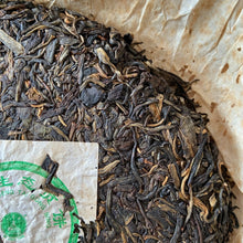 Carica l'immagine nel visualizzatore di Gallery, 2005 LiMing Sheng Tai Gong Bing (Organic Tribute Cake) Cake 357g Puerh Sheng Cha - photo 8