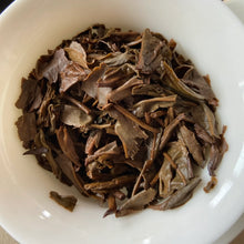 Load image into Gallery viewer, 2005 XingHai Bu Lang - Mei Hua Bing (Bulang - Plum Flower Cake) 357g Puerh Raw T - photo 12