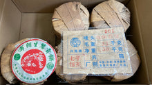 Load image into Gallery viewer, 2005 XingHai Bu Lang - Mei Hua Bing (Bulang - Plum Flower Cake) 357g Puerh Raw T - photo 14
