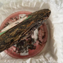 Laden Sie das Bild in den Galerie-Viewer, 2006 CNNP Puerh 55th Anniversary of CNNP Trademark Registration Cake 357g Puerh  - photo 5