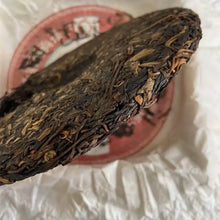 Laden Sie das Bild in den Galerie-Viewer, 2006 CNNP Puerh 55th Anniversary of CNNP Trademark Registration Cake 357g Puerh  - photo 6