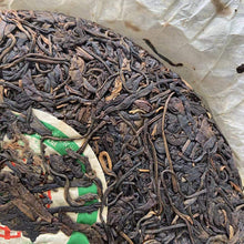 Load image into Gallery viewer, 2006 CNNP Puerh 8001 - Jing Mai Gu Shu (8001 - Jingmai Old Tree) Cake 380g Puerh - photo 7