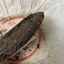 Laden Sie das Bild in den Galerie-Viewer, 2006 CNNP Puerh Hong Yin Yuan Cha (Red Mark Round Tea) Cake 357g Puerh Sheng Cha - photo 10