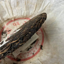 Laden Sie das Bild in den Galerie-Viewer, 2006 CNNP Puerh Hong Yin Yuan Cha (Red Mark Round Tea) Cake 357g Puerh Sheng Cha - photo 11
