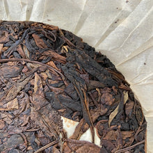 Load image into Gallery viewer, 2006 HongZiPai Yi Wu - Gu Shu - Huang Pian (Yiwu - Old Tree - Yellow Leaf) 357g  - photo 9