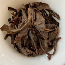 Load image into Gallery viewer, 2006 JingLong Yi Wu Zheng Shan - Qiao Mu (Yiwu Mountain - Arbor) Cake 357g Puerh - photo 12