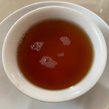 Laden Sie das Bild in den Galerie-Viewer, 2006 NanQiao Jia Ji Yin Hao (1st Grade Silver Hair) Cake 357g Puerh Raw Tea Shen - photo 10
