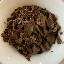 Laden Sie das Bild in den Galerie-Viewer, 2006 NanQiao Jia Ji Yin Hao (1st Grade Silver Hair) Cake 357g Puerh Raw Tea Shen - photo 12