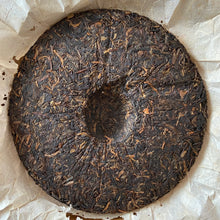 Laden Sie das Bild in den Galerie-Viewer, 2006 NanQiao Jia Ji Yin Hao (1st Grade Silver Hair) Cake 357g Puerh Raw Tea Shen - photo 4