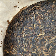 Laden Sie das Bild in den Galerie-Viewer, 2006 NanQiao Jia Ji Yin Hao (1st Grade Silver Hair) Cake 357g Puerh Raw Tea Shen - photo 5