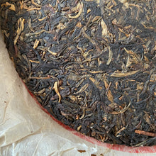 Laden Sie das Bild in den Galerie-Viewer, 2006 NanQiao Jia Ji Yin Hao (1st Grade Silver Hair) Cake 357g Puerh Raw Tea Shen - photo 6