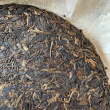 Laden Sie das Bild in den Galerie-Viewer, 2006 NanQiao Jia Ji Yin Hao (1st Grade Silver Hair) Cake 357g Puerh Raw Tea Shen - photo 8