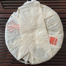 Laden Sie das Bild in den Galerie-Viewer, 2006 NanQiao Jia Ji Yin Hao (1st Grade Silver Hair) Cake 357g Puerh Raw Tea Shen - photo 9