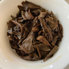 Cargar imagen en el visor de la galería, 2006 ShuangXiHu Bu Lang Gu Shu (Bulang Old Tree - 100%) Cake 357g Puerh Sheng Ch - photo 12