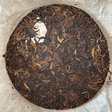 Cargar imagen en el visor de la galería, 2006 ShuangXiHu Bu Lang Gu Shu (Bulang Old Tree - 100%) Cake 357g Puerh Sheng Ch - photo 3