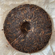 Cargar imagen en el visor de la galería, 2006 ShuangXiHu Bu Lang Gu Shu (Bulang Old Tree - 100%) Cake 357g Puerh Sheng Ch - photo 4