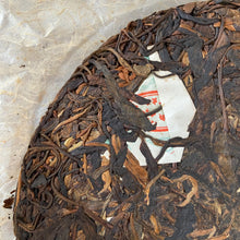 Cargar imagen en el visor de la galería, 2006 ShuangXiHu Bu Lang Gu Shu (Bulang Old Tree - 100%) Cake 357g Puerh Sheng Ch - photo 5
