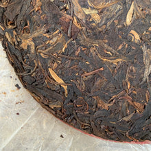 Cargar imagen en el visor de la galería, 2006 ShuangXiHu Bu Lang Gu Shu (Bulang Old Tree - 100%) Cake 357g Puerh Sheng Ch - photo 6