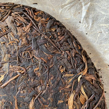 Cargar imagen en el visor de la galería, 2006 ShuangXiHu Bu Lang Gu Shu (Bulang Old Tree - 100%) Cake 357g Puerh Sheng Ch - photo 8