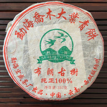 Cargar imagen en el visor de la galería, 2006 ShuangXiHu Bu Lang Gu Shu (Bulang Old Tree - 100%) Cake 357g Puerh Sheng Ch