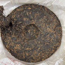 Laden Sie das Bild in den Galerie-Viewer, 2007 LaoManEr Ban Zhang · Fu Xi Wang (Banzhang · Selenium-Rich King) 350g Puerh  - photo 3