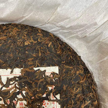 Laden Sie das Bild in den Galerie-Viewer, 2007 LaoManEr Ban Zhang · Fu Xi Wang (Banzhang · Selenium-Rich King) 350g Puerh  - photo 8