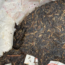Laden Sie das Bild in den Galerie-Viewer, 2007 XiaGuan T8613 Cake 357g Puerh Raw Tea Sheng Cha - photo 5