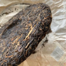 Load image into Gallery viewer, 2007 YuanNian Qun Ying Hui (Gathering of Heroes) Cake 357g Puerh Raw Tea Sheng C - photo 6