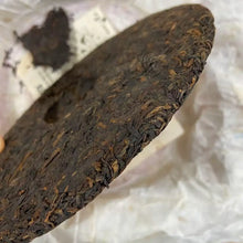 Load image into Gallery viewer, 2010 DaYi 7572 Cake 1st Batch 357g Puerh Shou Cha Ripe Tea - photo 10