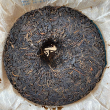 Load image into Gallery viewer, 2010 JingLong Yi Wu Shan Yun- Qiao Mu (Yiwu Mountain Flavor - Arbor) Cake 357g P - photo 11