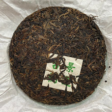 Charger l'image dans la galerie, 2011 NaHong Jing Mai Gu Shu (Jingmai Old Tree) Cake 357g Puerh Raw Tea Sheng Cha - photo 2
