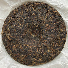 Charger l'image dans la galerie, 2011 NaHong Jing Mai Gu Shu (Jingmai Old Tree) Cake 357g Puerh Raw Tea Sheng Cha - photo 3