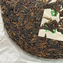 Charger l'image dans la galerie, 2011 NaHong Jing Mai Gu Shu (Jingmai Old Tree) Cake 357g Puerh Raw Tea Sheng Cha - photo 6