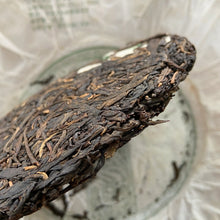 Load image into Gallery viewer, 2011 NaHong Yi Wu Gu Shu (Yiwu Old Tree) Cake 357g Puerh Raw Tea Sheng Cha - photo 10