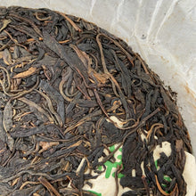 Load image into Gallery viewer, 2011 NaHong Yi Wu Gu Shu (Yiwu Old Tree) Cake 357g Puerh Raw Tea Sheng Cha - photo 7