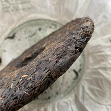 Load image into Gallery viewer, 2011 NaHong Yi Wu Gu Shu (Yiwu Old Tree) Cake 357g Puerh Raw Tea Sheng Cha - photo 9