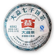 將圖片載入圖庫檢視器 Round wrapped Chinese Sheng Pu-erh tea cake with Taetea label, 357g, green and white packaging