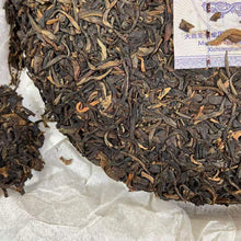 Laden Sie das Bild in den Galerie-Viewer, 2013 DaYi Gao Shan Yun Xiang (High Mountain Aroma &amp; Imagery) Cake 357g Puerh She - photo 9