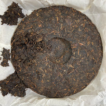 Load image into Gallery viewer, 2014 DaYi Hong Yu (Red Jade) Cake 357g Puerh Shou Cha Ripe Tea - photo 3