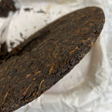 Load image into Gallery viewer, 2014 DaYi Hong Yu (Red Jade) Cake 357g Puerh Shou Cha Ripe Tea - photo 4